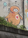 908279 Afbeelding van het graffitifiguurtje 'The Friendly Hero' van Mr. Kubus, op het Rhijnoordviaduct in de A2 over de ...